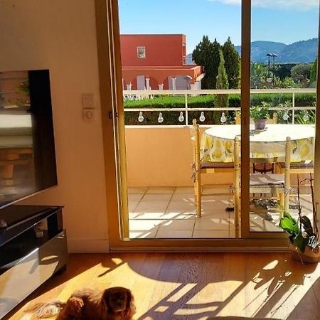 Chambre Lit 2 Personnes Dans Appartement Du Logeur Mandelieu La Napoule Luaran gambar