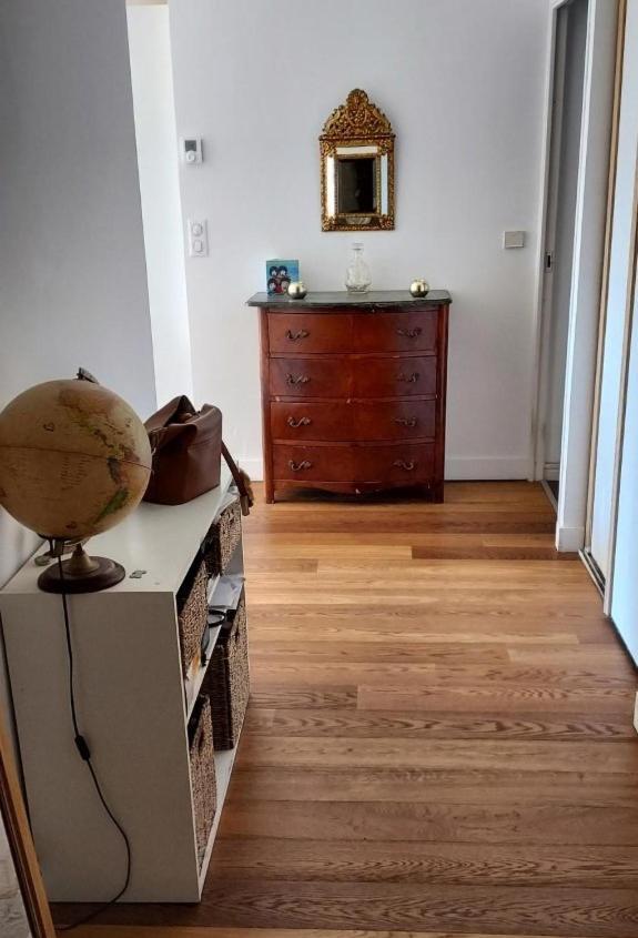 Chambre Lit 2 Personnes Dans Appartement Du Logeur Mandelieu La Napoule Luaran gambar