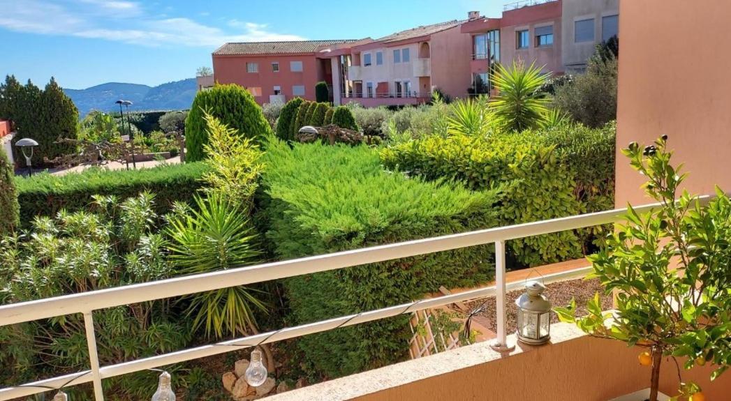 Chambre Lit 2 Personnes Dans Appartement Du Logeur Mandelieu La Napoule Luaran gambar