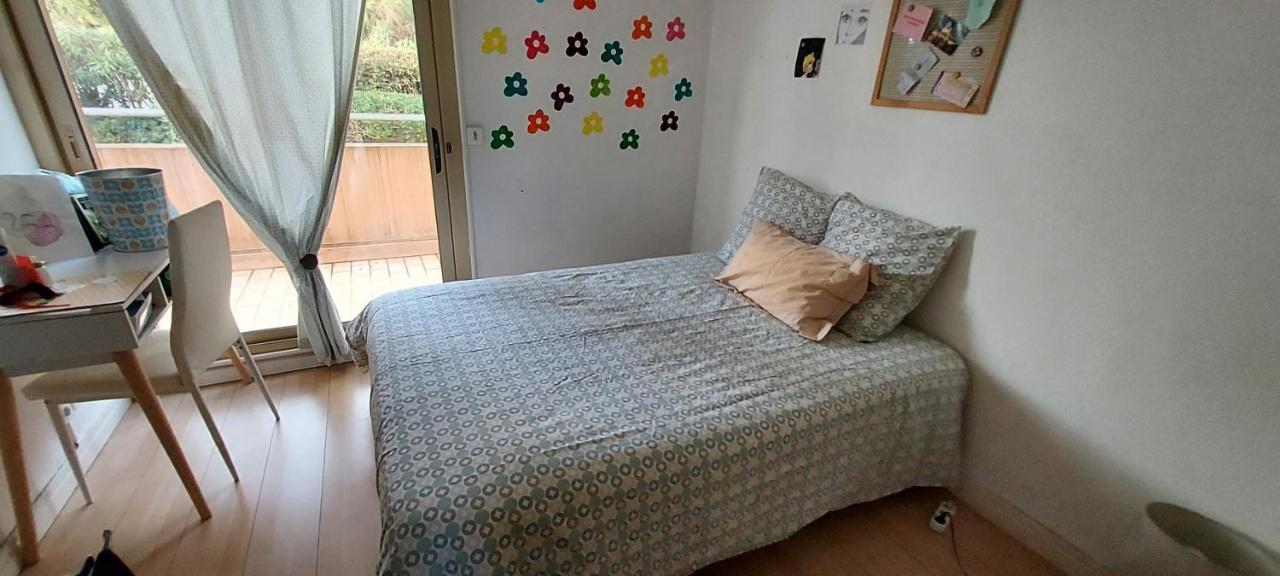 Chambre Lit 2 Personnes Dans Appartement Du Logeur Mandelieu La Napoule Luaran gambar