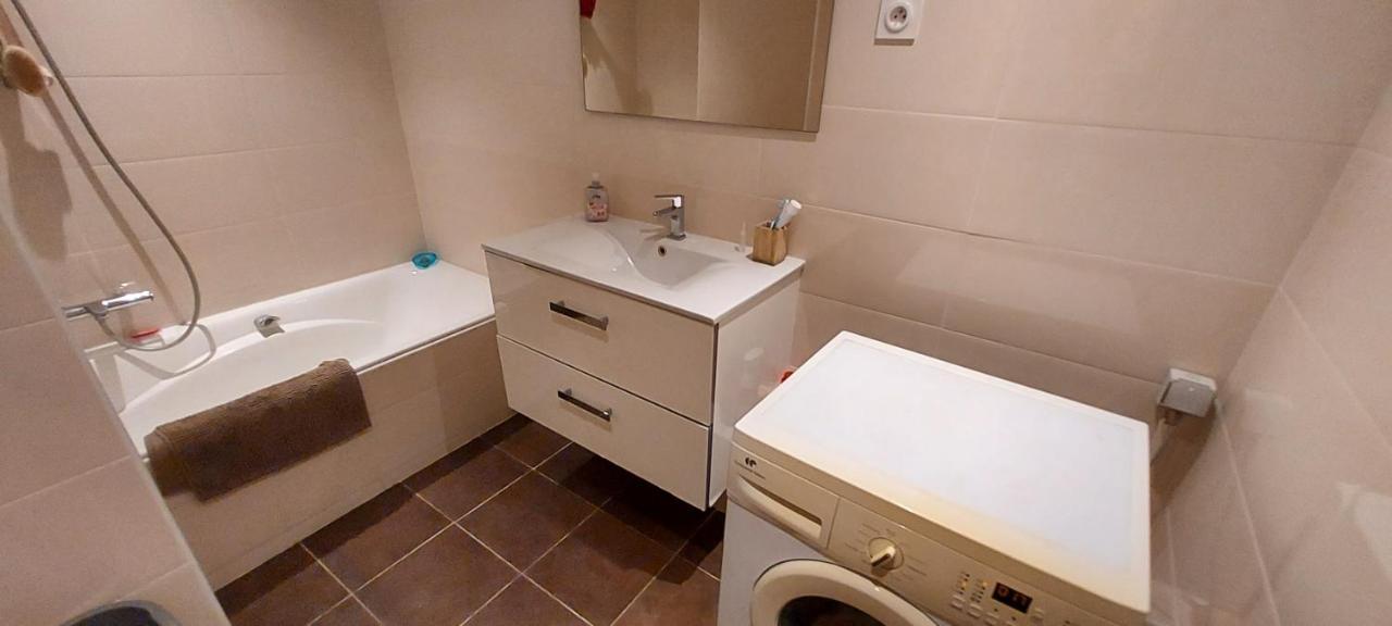 Chambre Lit 2 Personnes Dans Appartement Du Logeur Mandelieu La Napoule Luaran gambar