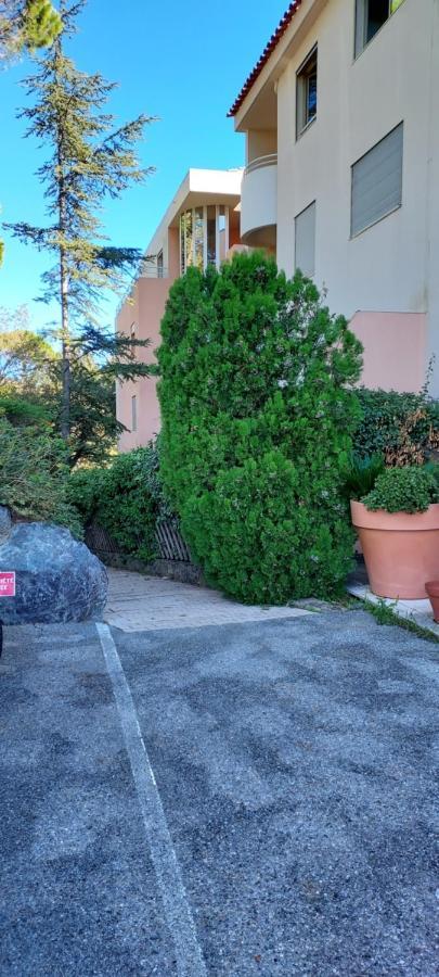 Chambre Lit 2 Personnes Dans Appartement Du Logeur Mandelieu La Napoule Luaran gambar